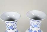 Par de vasos de porcelana oriental azul e branc... - Par de vasos de porcelana oriental azul e branca na forma de balaústres, decorados com elementos fitomórficos e ideogramas. Assinados na base.