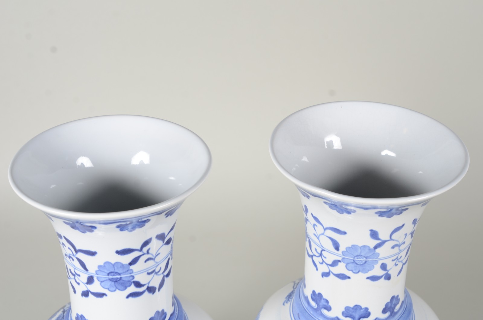 Par de vasos de porcelana oriental azul e branca na forma de... - foto 6 de 10