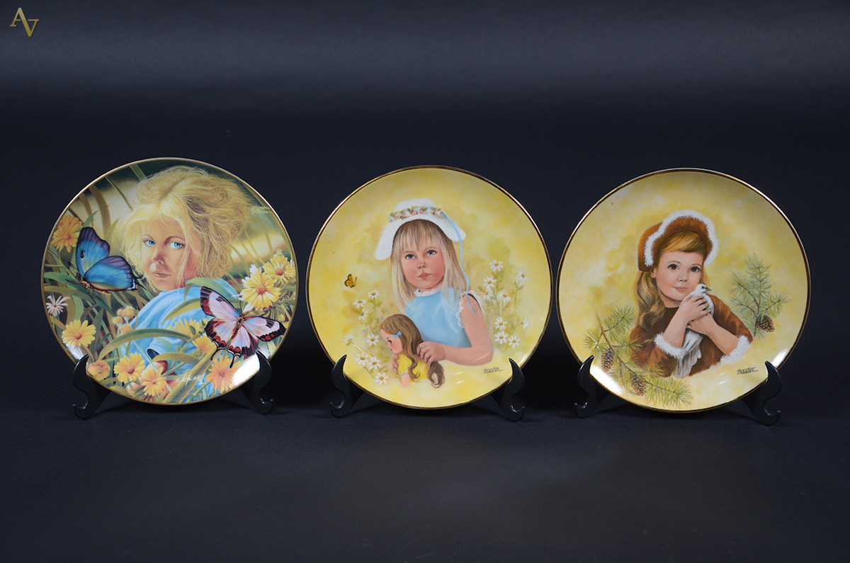 Três pratos de porcelana de coleções limitadas, decorados com figuras... - foto 1 de 2