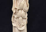 Estatueta de marfim repres.figura com peixes, b... - Estatueta de marfim repres.figura com peixes, base de madeira, alt.total 34 cm.