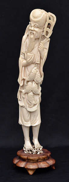 Estatueta de marfim repres.figura com peixes, base de madeira...