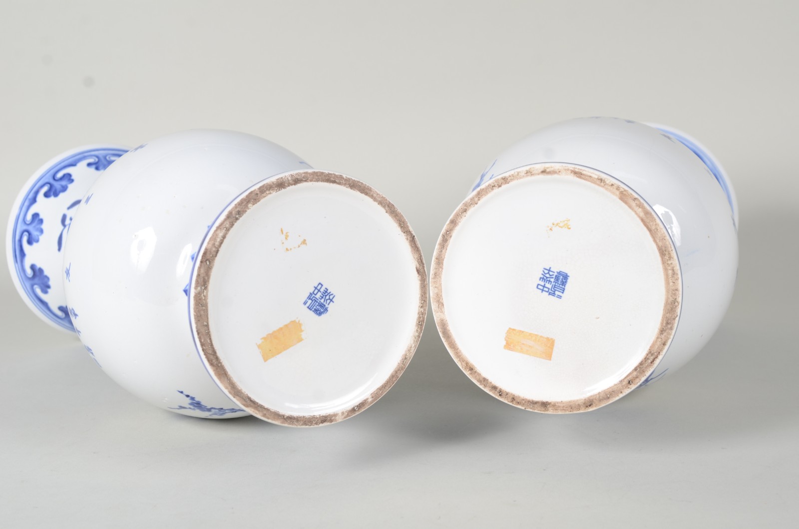 Par de vasos de porcelana oriental azul e branca na forma de... - foto 9 de 10