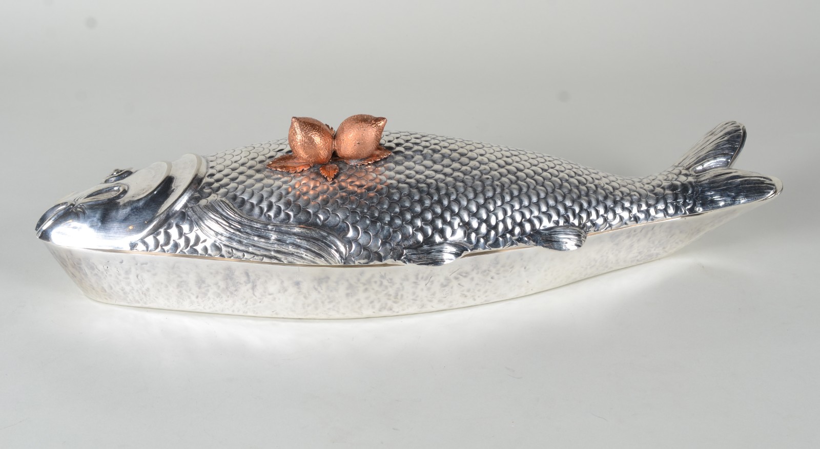 Travessa com tampa na forma de peixe de metal prateado trabalhado em... - foto 2 de 9