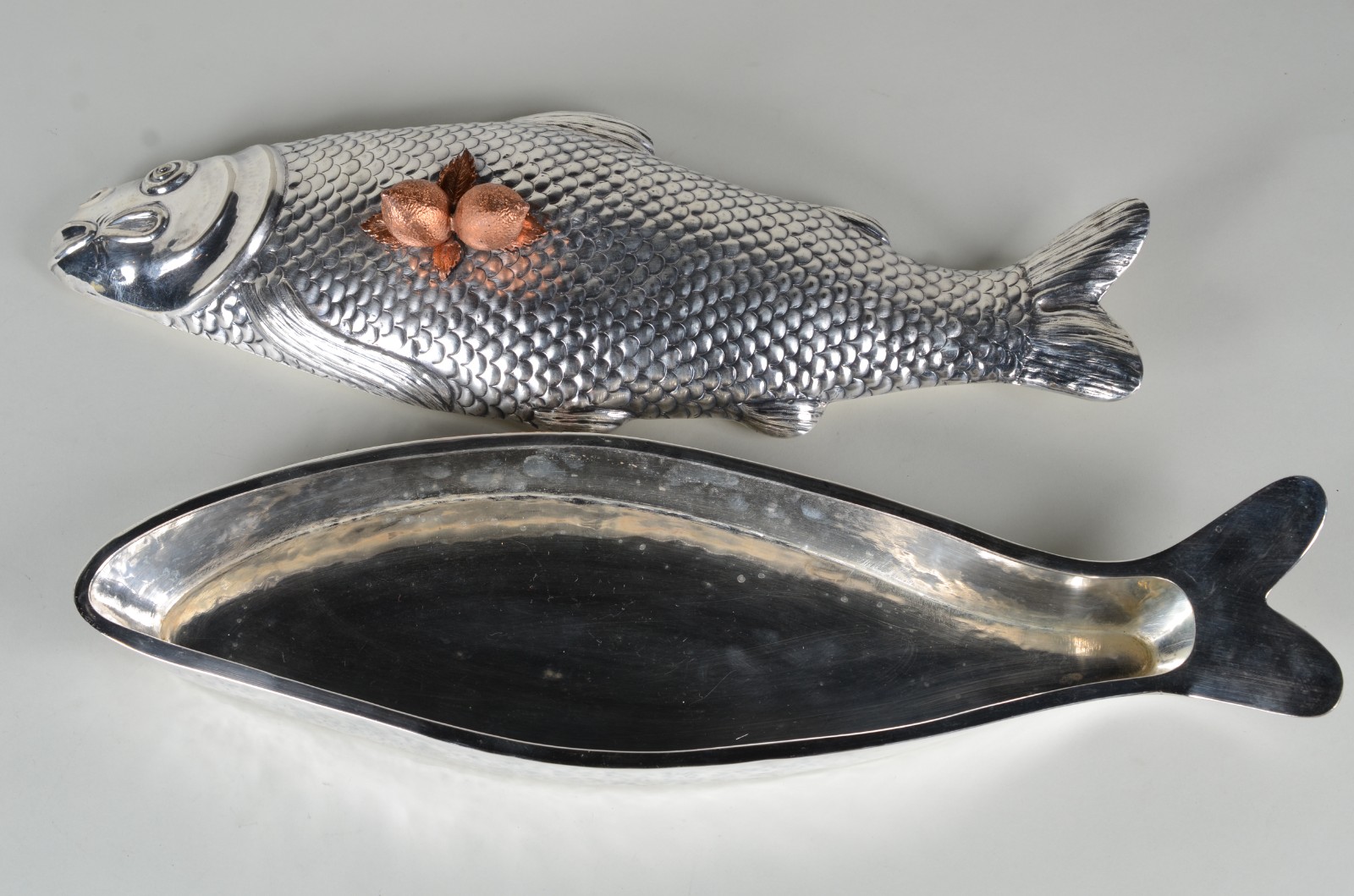 Travessa com tampa na forma de peixe de metal prateado trabalhado em... - foto 4 de 9