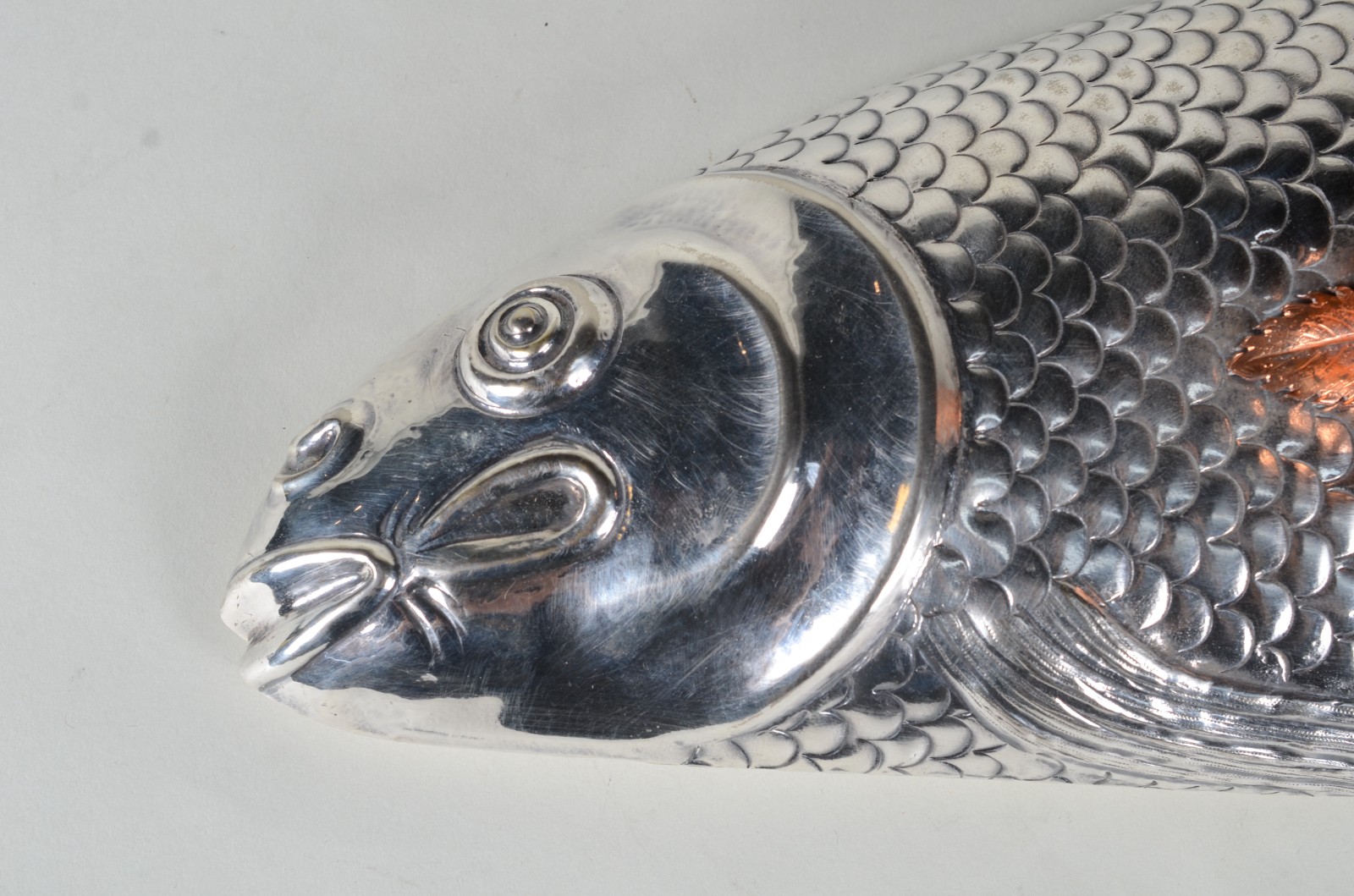 Travessa com tampa na forma de peixe de metal prateado trabalhado em... - foto 5 de 9
