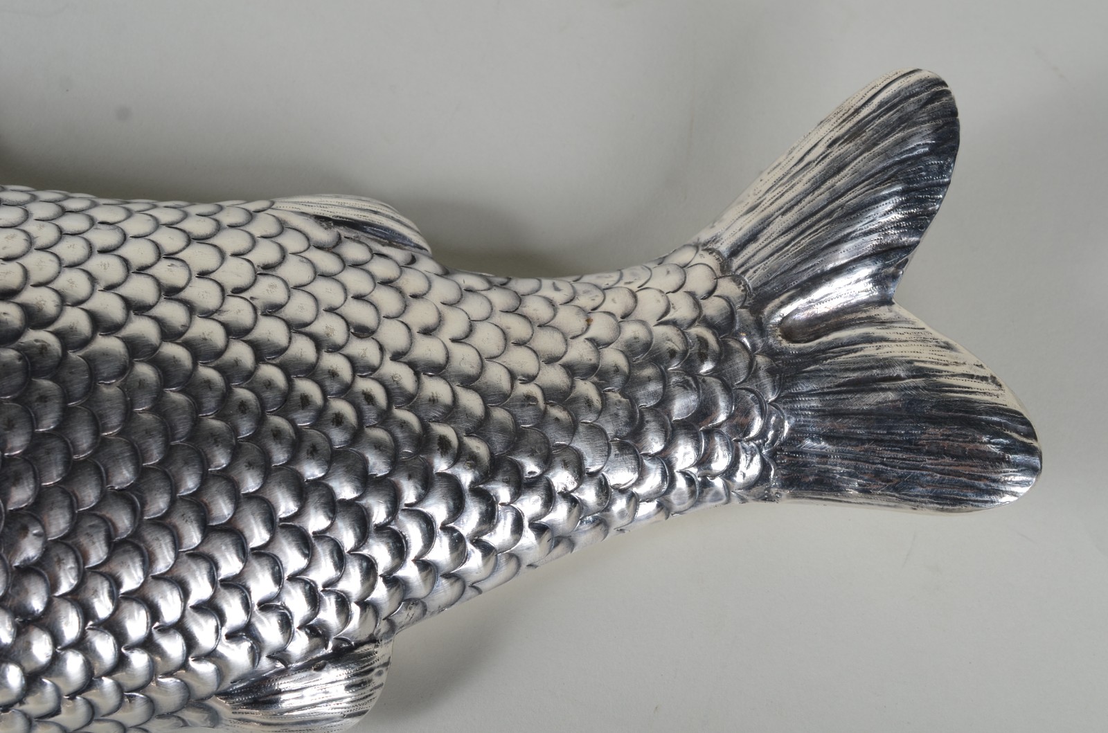 Travessa com tampa na forma de peixe de metal prateado trabalhado em... - foto 6 de 9