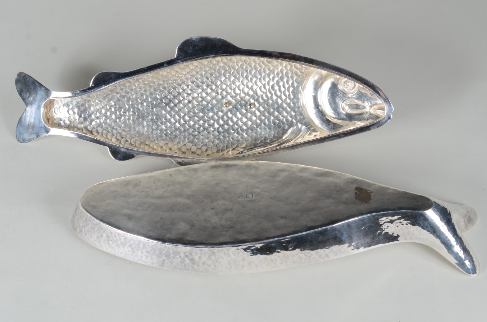 Travessa com tampa na forma de peixe de metal prateado trabalhado em... - foto 7 de 9