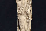 Estatueta de marfim oriental repres.gueixa com ... - Estatueta de marfim oriental repres.gueixa com flores, base de madeir, alt.total 29 cm.
