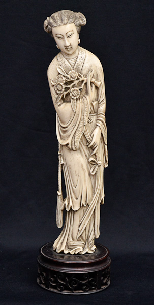 Estatueta de marfim oriental repres.gueixa com flores, base de...
