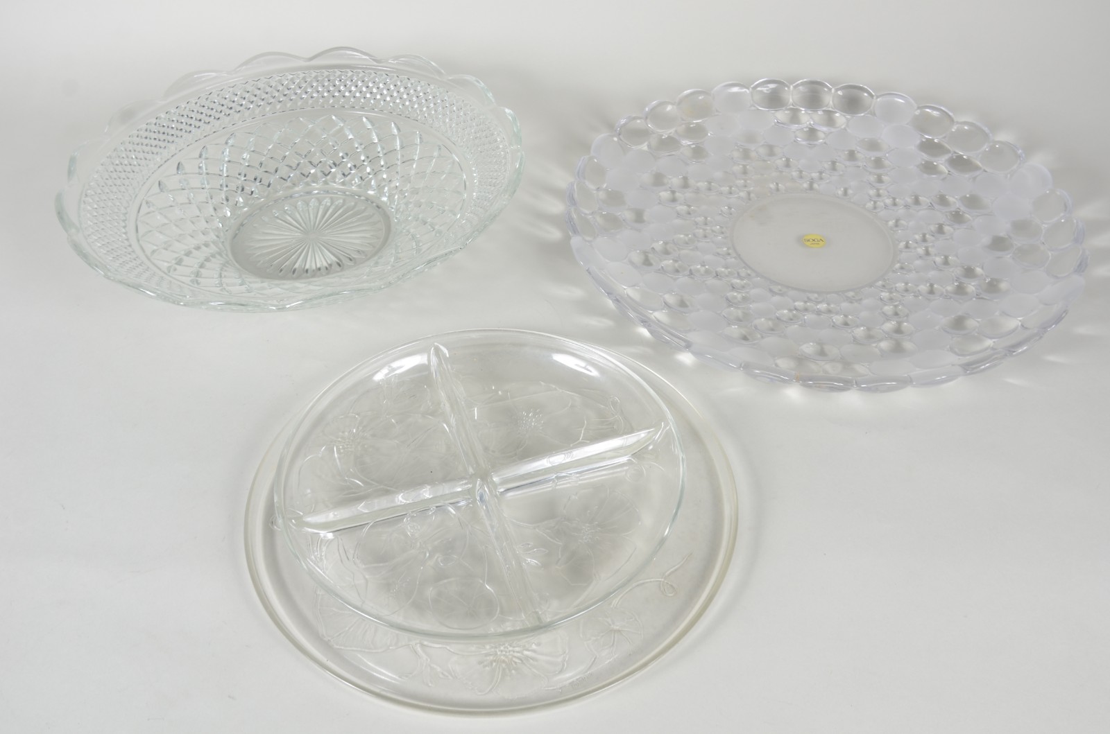 Três peças diversas de vidro e cristal, sendo: fruteira, porta... - foto 1 de 10