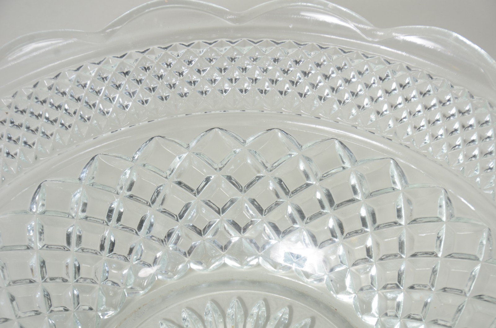 Três peças diversas de vidro e cristal, sendo: fruteira, porta... - foto 4 de 10
