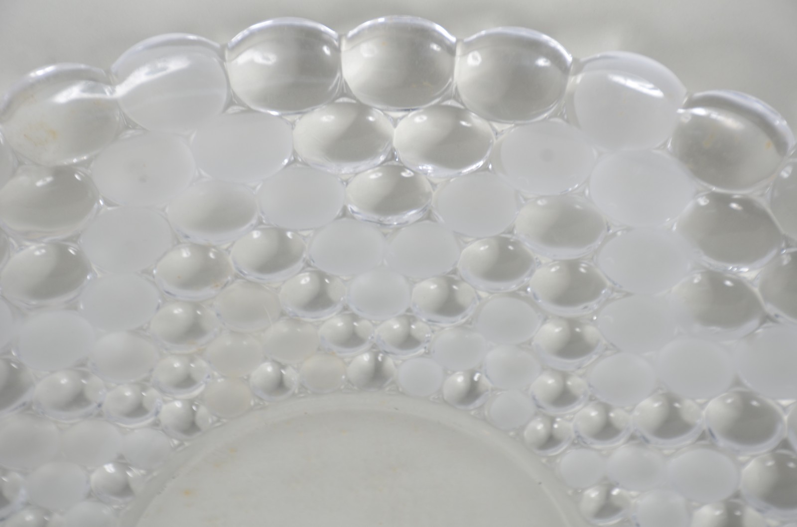 Três peças diversas de vidro e cristal, sendo: fruteira, porta... - foto 7 de 10