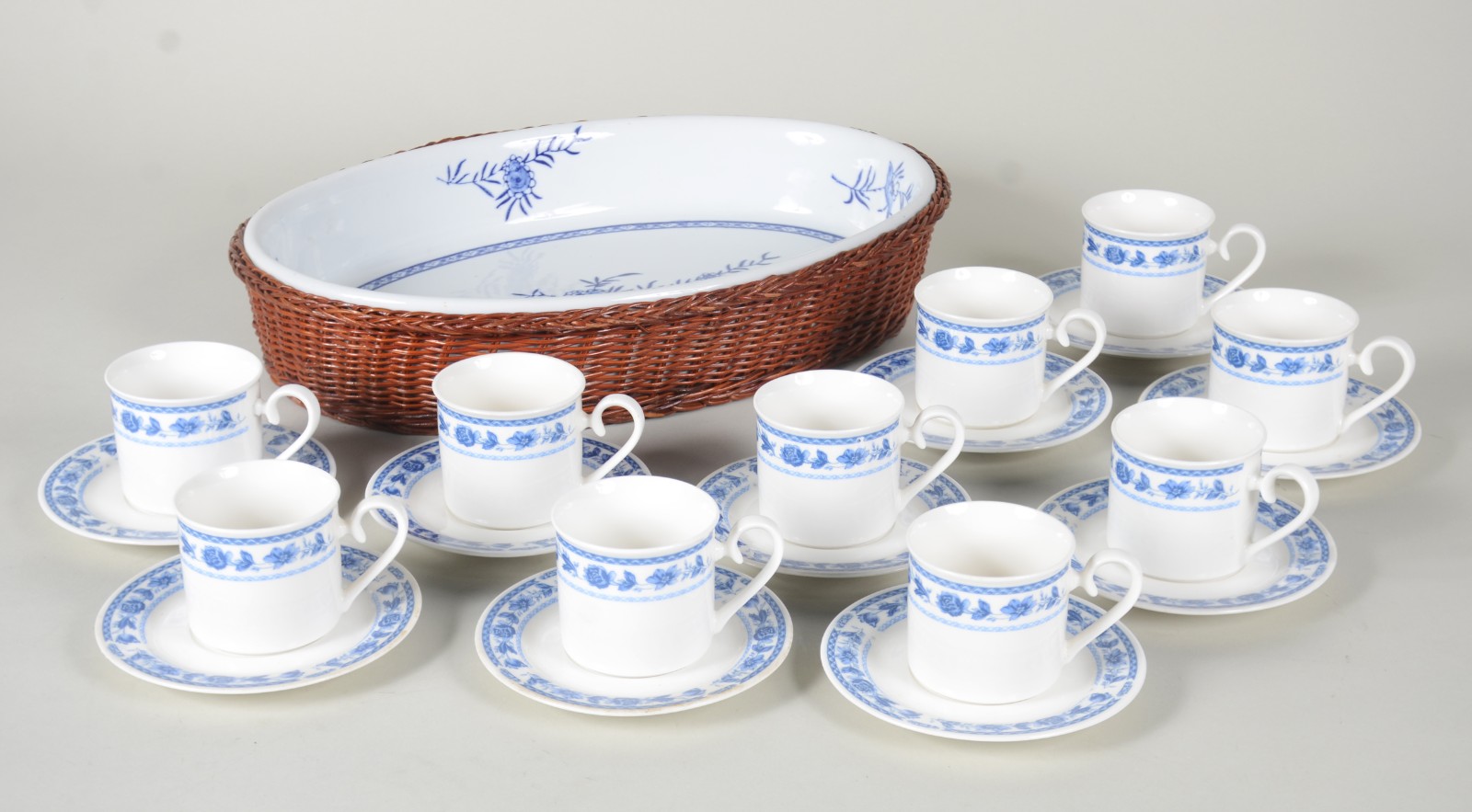 Diversas peças, sendo: conjunto com 10 xícaras de café com pires de... - foto 1 de 6