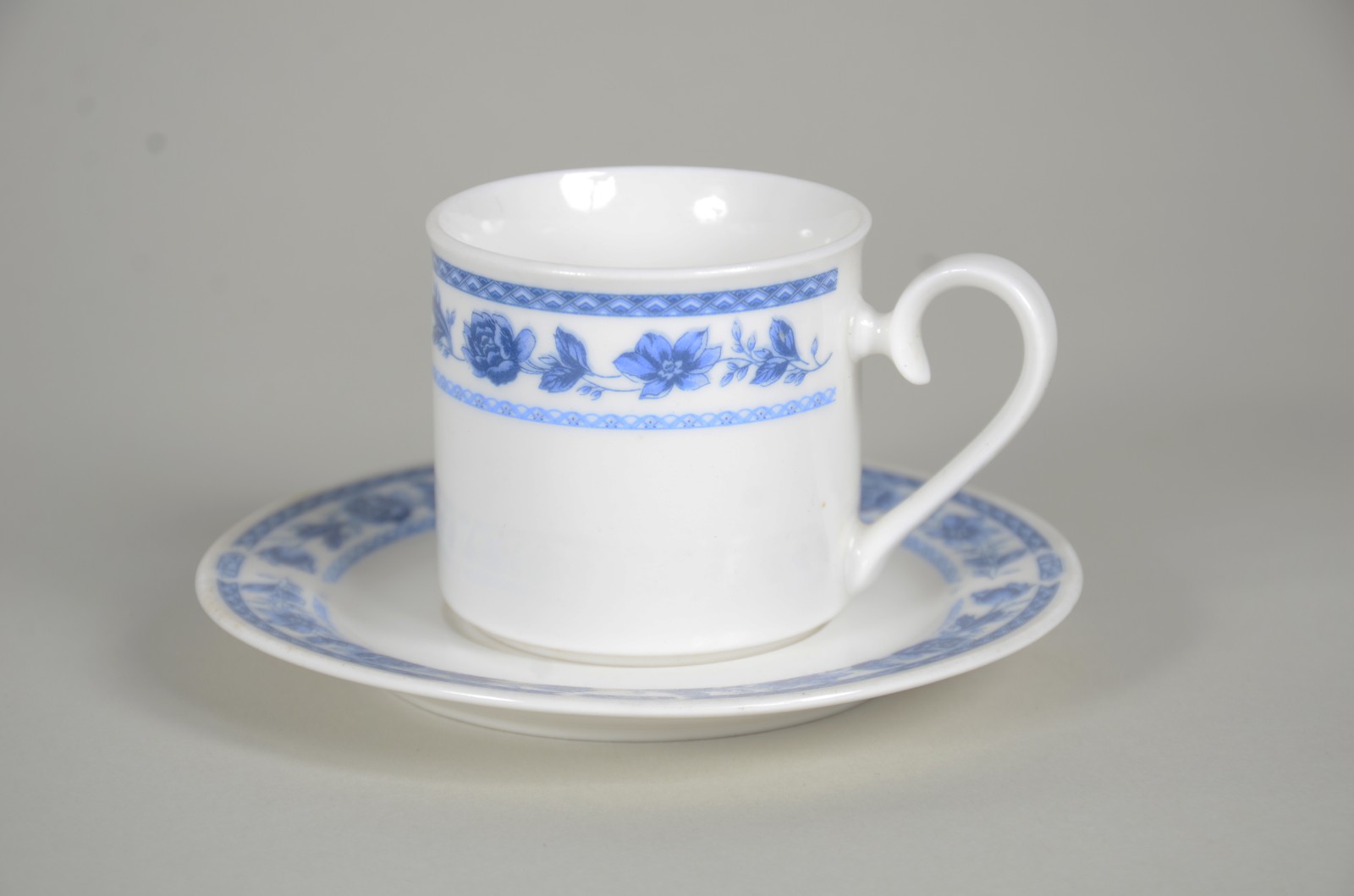 Diversas peças, sendo: conjunto com 10 xícaras de café com pires de... - foto 2 de 6