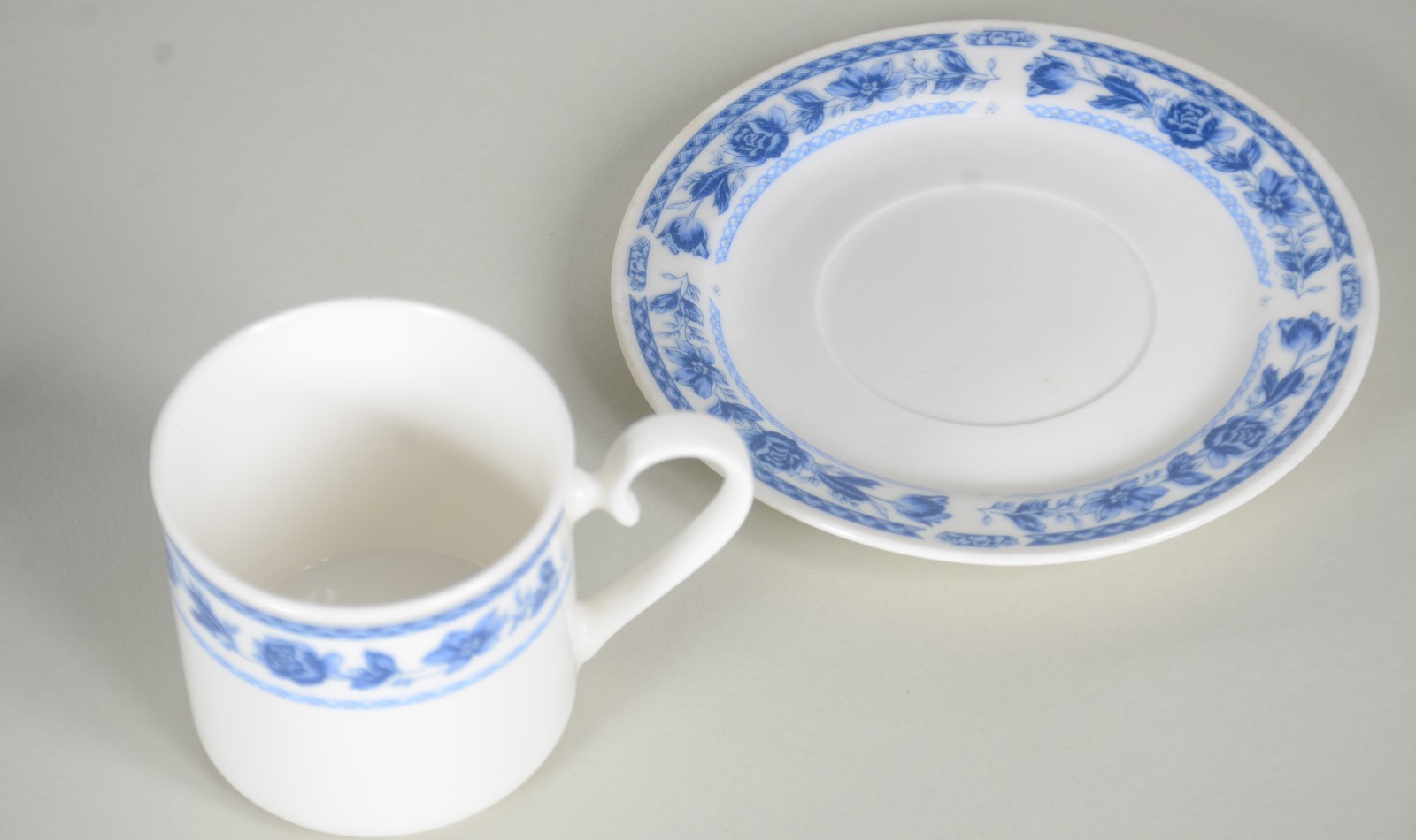 Diversas peças, sendo: conjunto com 10 xícaras de café com pires de... - foto 3 de 6