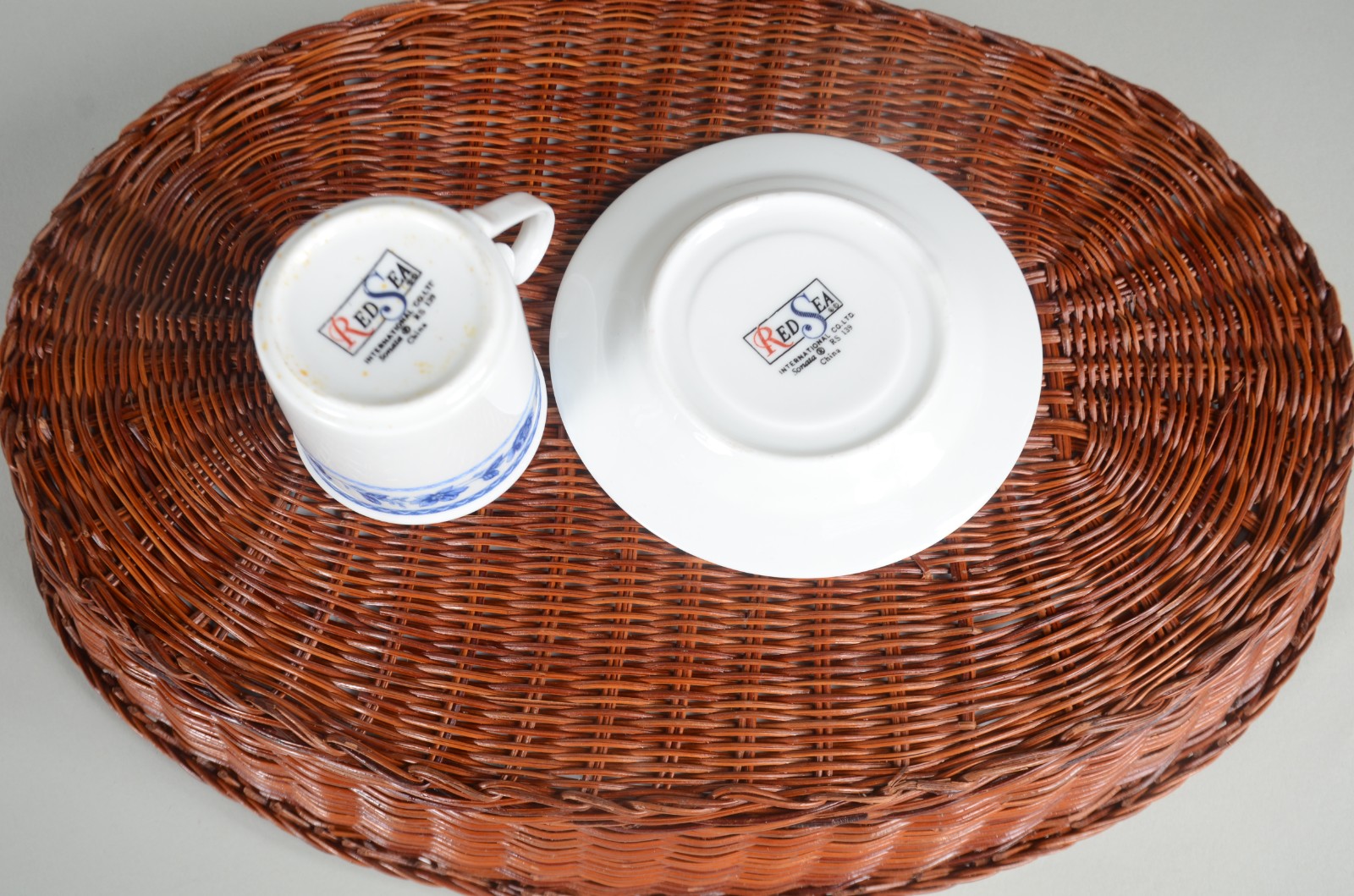 Diversas peças, sendo: conjunto com 10 xícaras de café com pires de... - foto 5 de 6