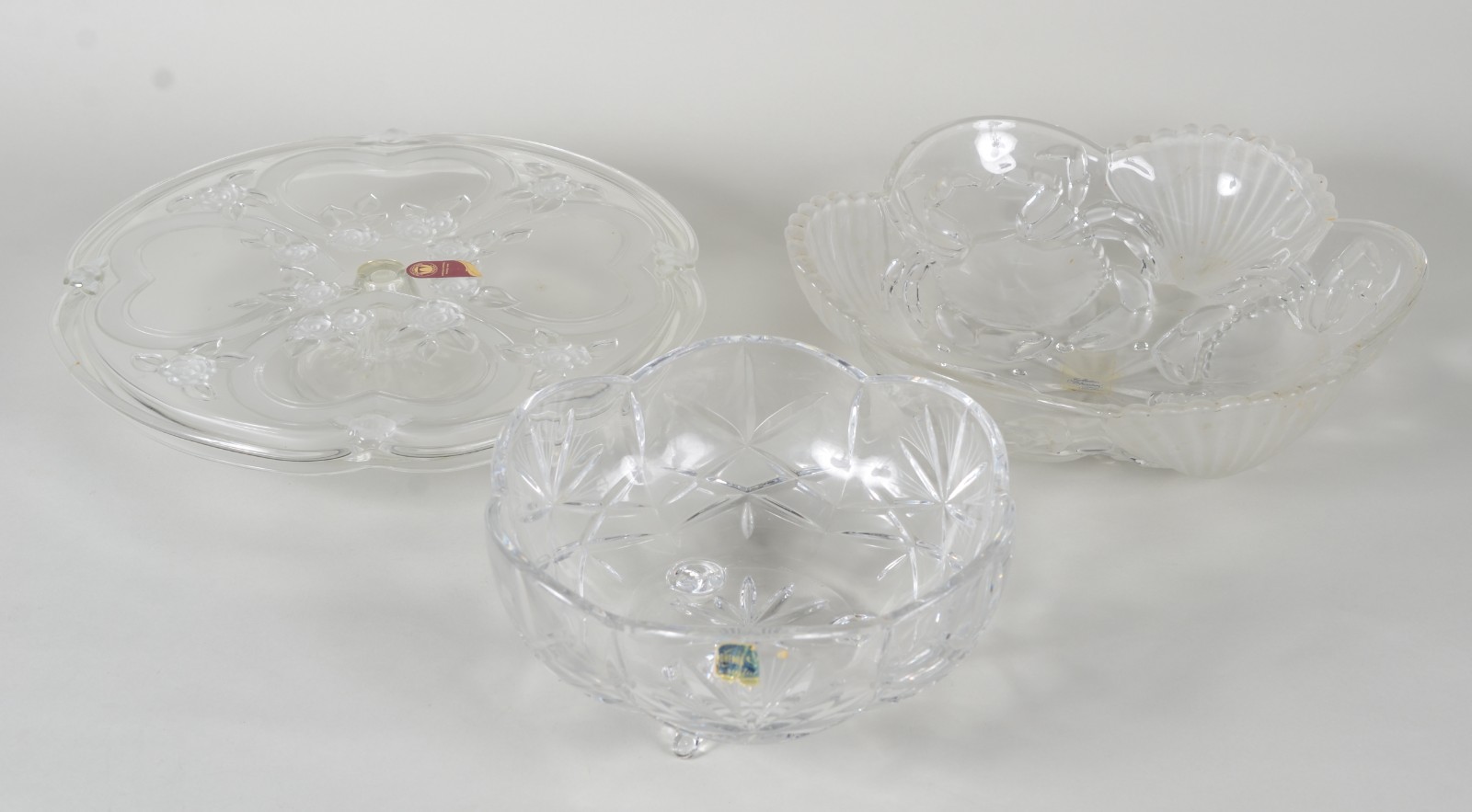 Três peças diversas de cristal lapidado, sendo: prato para bolo de pé... - foto 1 de 11