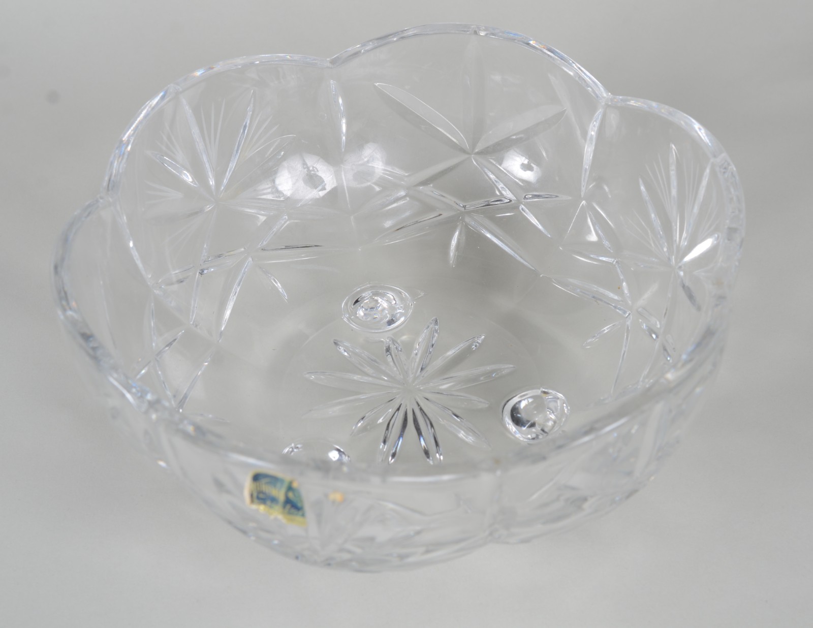 Três peças diversas de cristal lapidado, sendo: prato para bolo de pé... - foto 5 de 11