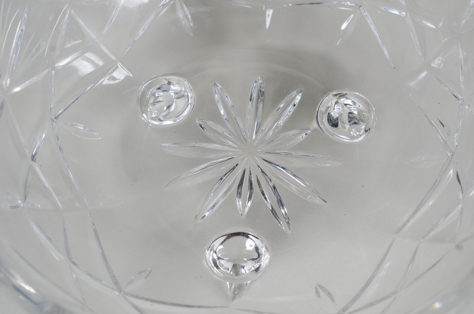 Três peças diversas de cristal lapidado, sendo: prato para bolo de pé... - foto 6 de 11