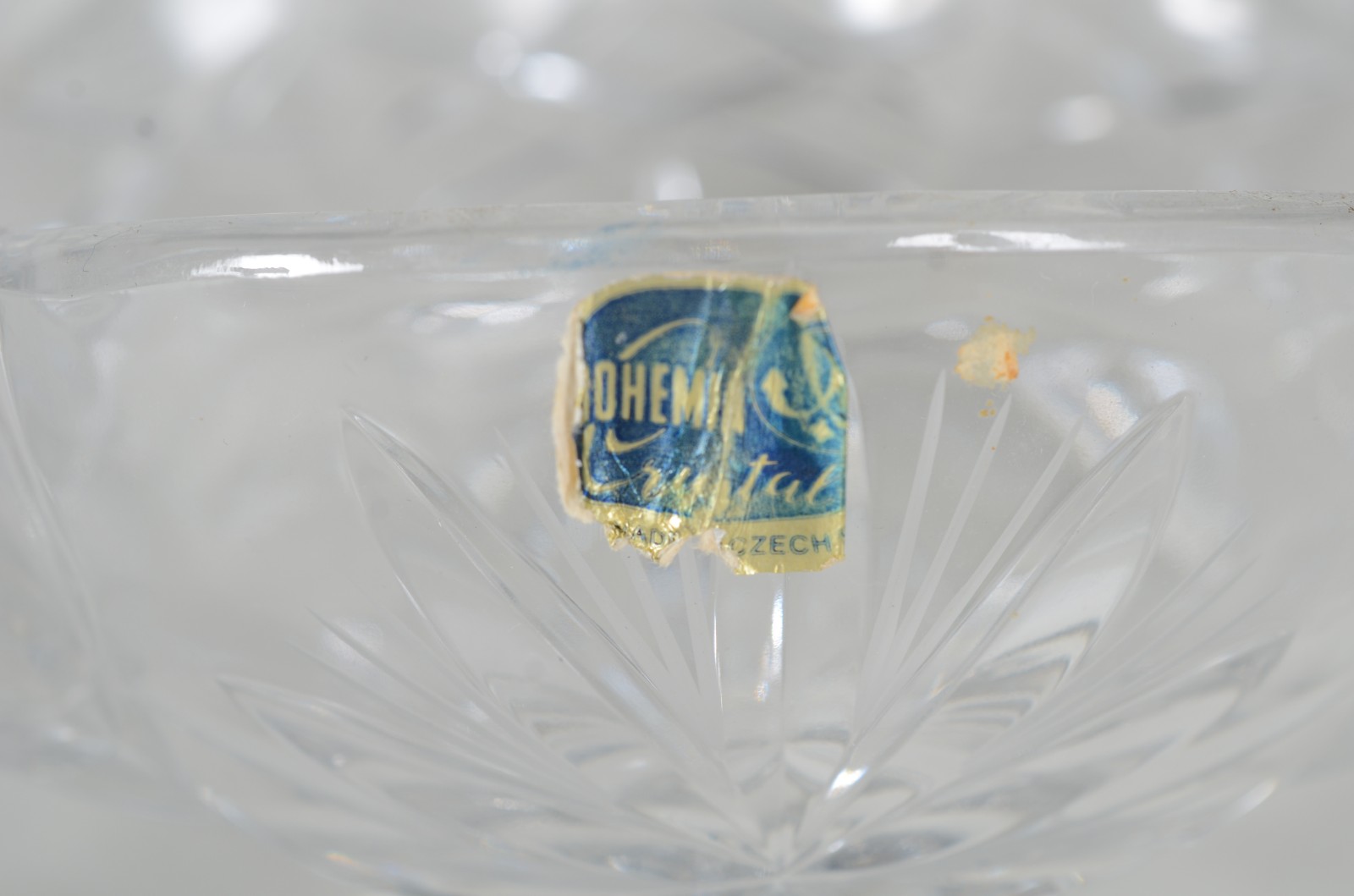 Três peças diversas de cristal lapidado, sendo: prato para bolo de pé... - foto 7 de 11