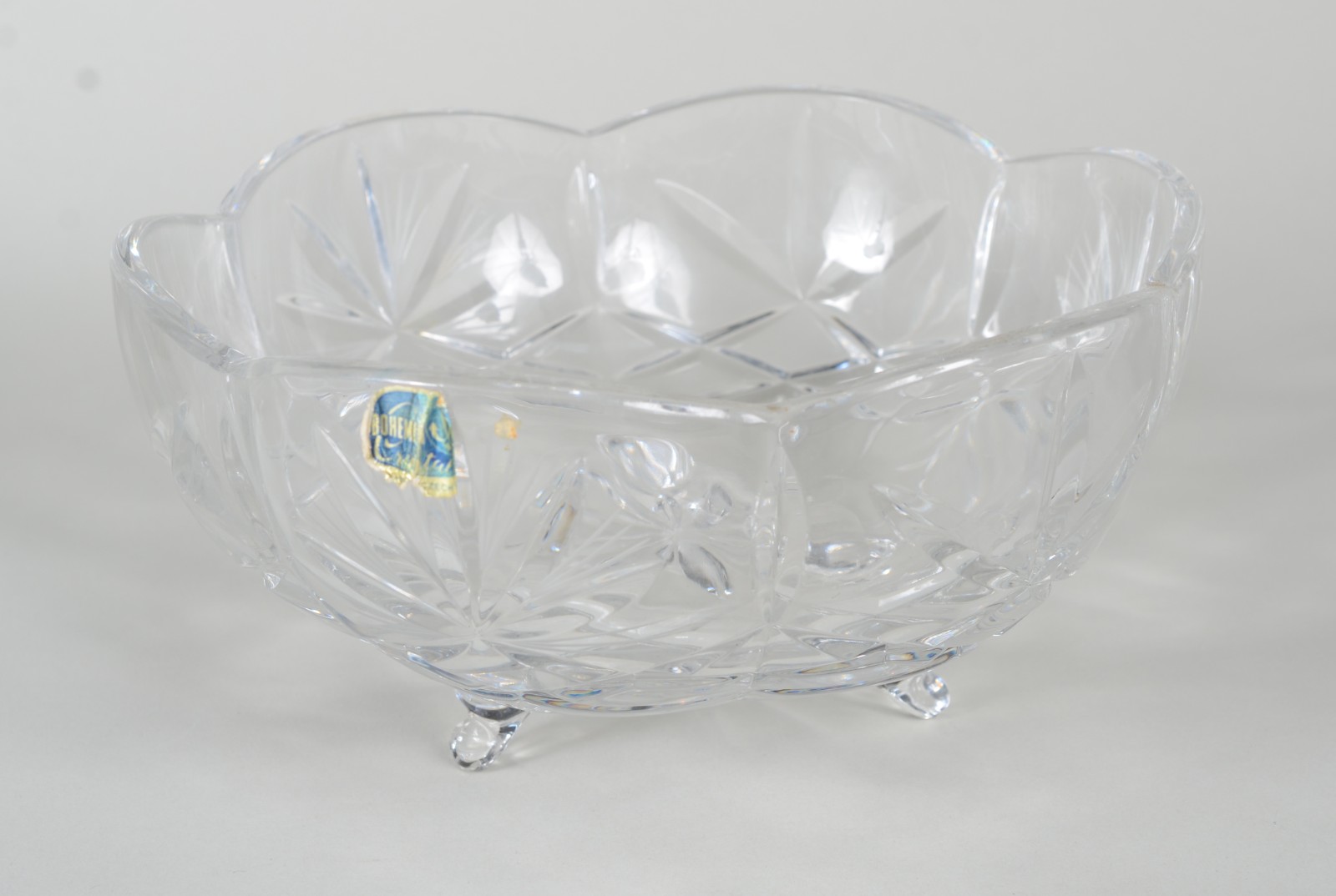 Três peças diversas de cristal lapidado, sendo: prato para bolo de pé... - foto 8 de 11