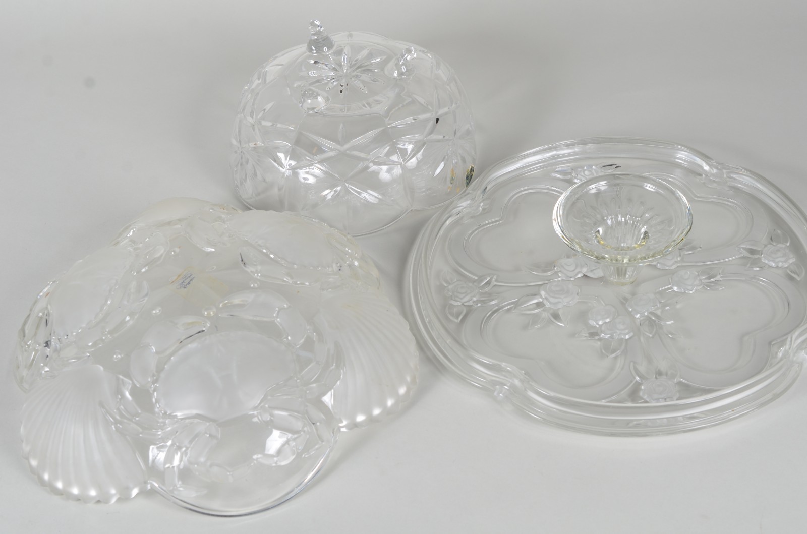 Três peças diversas de cristal lapidado, sendo: prato para bolo de pé... - foto 11 de 11