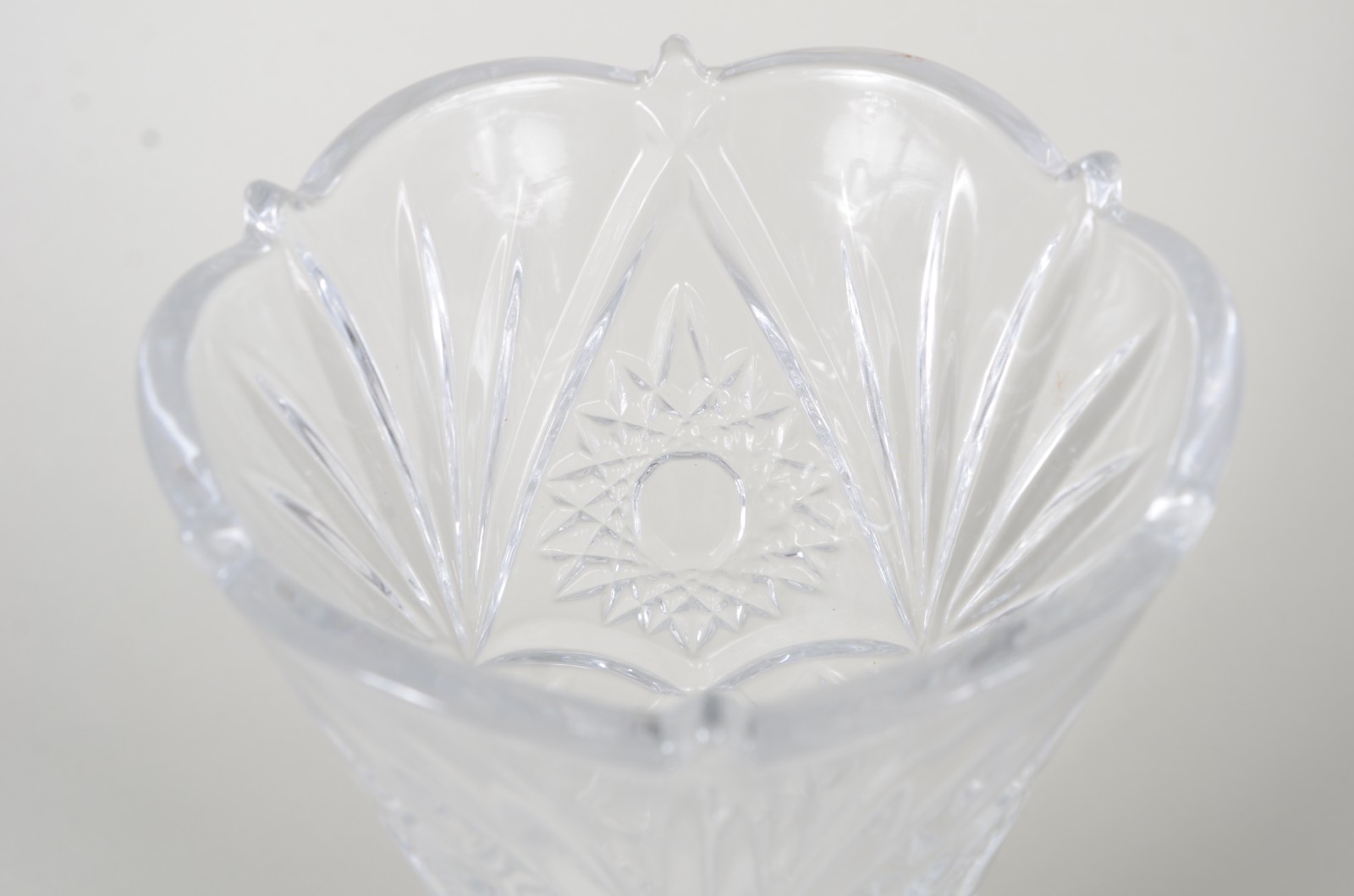 Vaso de cristal tcheco lapidado, borda recortada. - foto 4 de 5