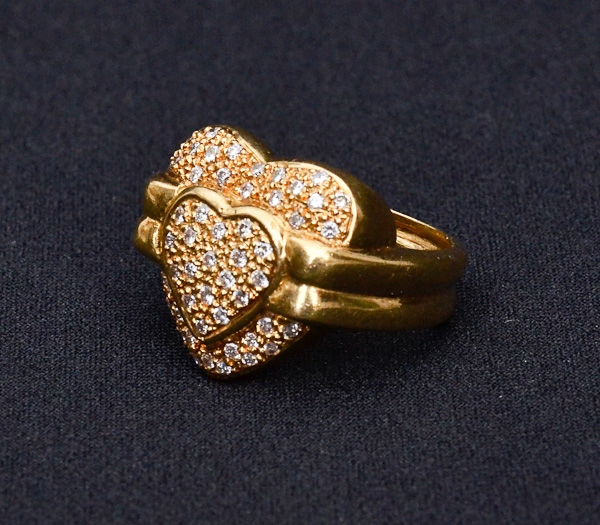 Anel de ouro 18 k feitio coração com 52 brilhantes, peso 10,5 g.