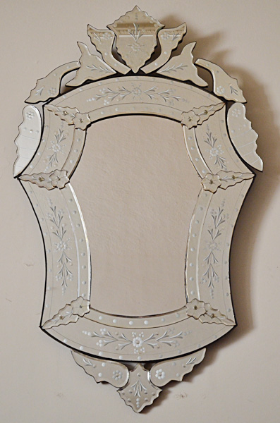 Espelho estilo veneziano med. 1,25 x 0,74 m.