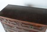 Cômoda de madeira nobre, 2 gavetas e 3 gavetões... - Cômoda de madeira nobre, 2 gavetas e 3 gavetões, puxadores de metal. Faltando um puxador.