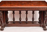 Mesa de  madeira nobre ricamente trabalhada com... - Mesa de  madeira nobre ricamente trabalhada com figuras de dragões estilizados e colunas torneadas, med. 98 x 1,57 alt.78 cm. Obs. Mesa de traba...