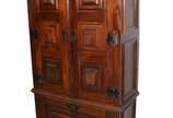 Armário de madeira nobre, estilo colonial brasi... - Armário de madeira nobre, estilo colonial brasileiro. Parte inferior com tampo frontal articulado, alçada com duas portas e prateleiras internas.
