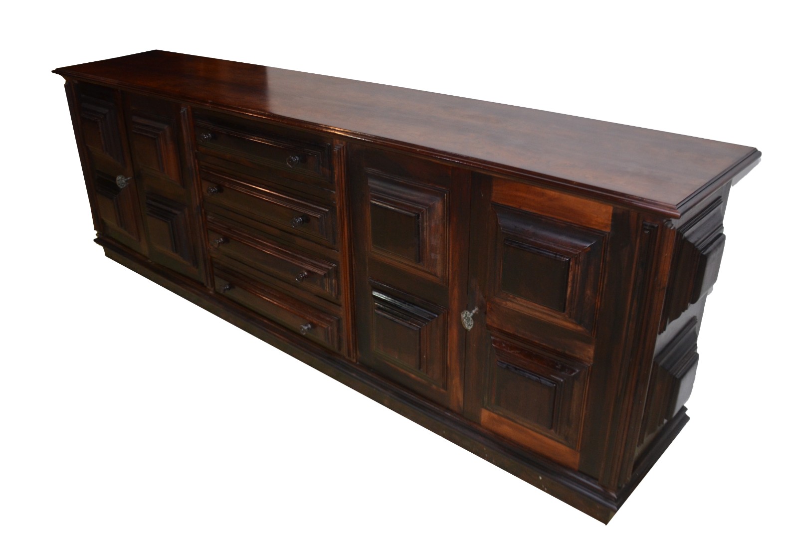 Buffet de madeira nobre, quatro portas laterais almofadadas com... - foto 1 de 6
