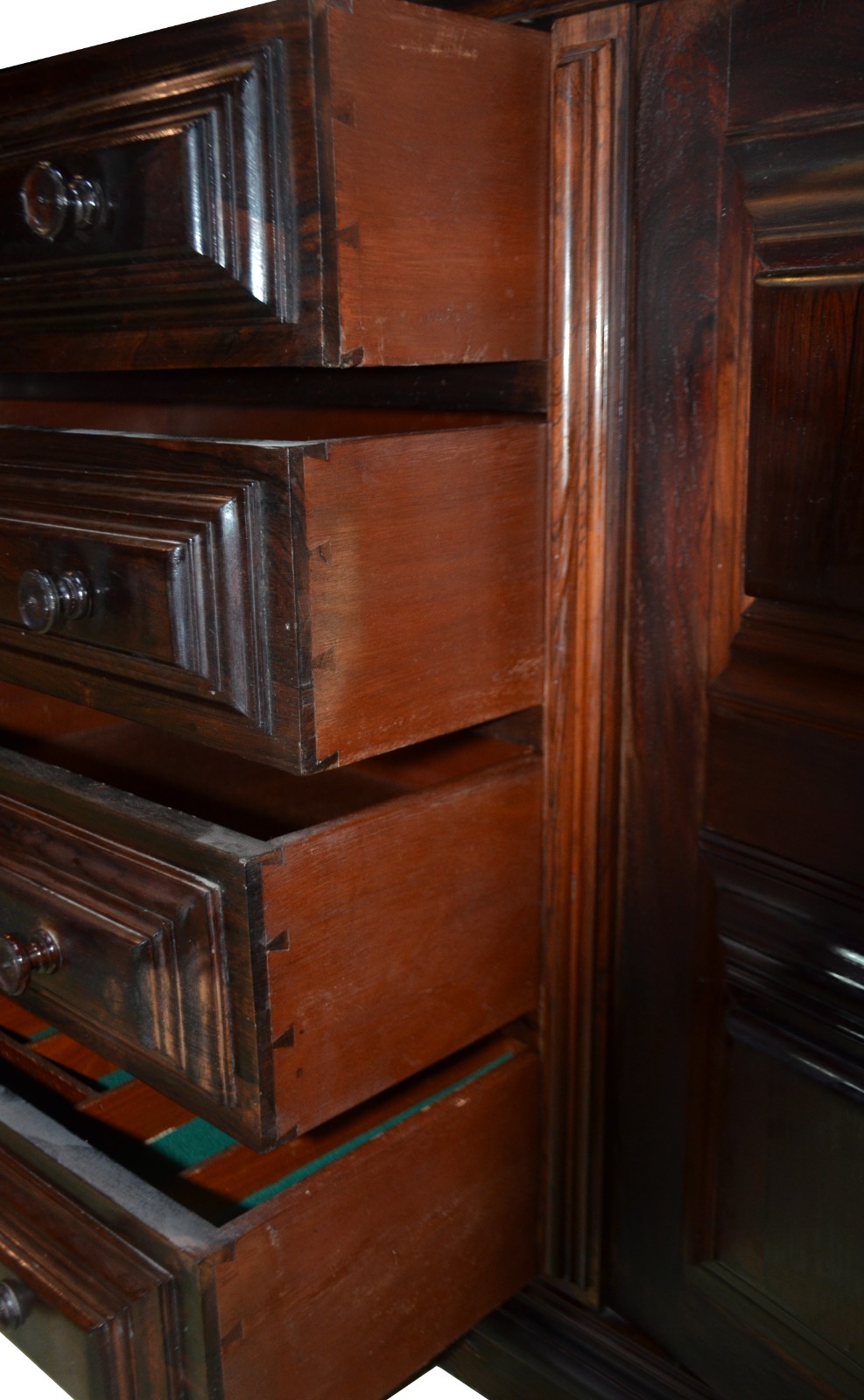Buffet de madeira nobre, quatro portas laterais almofadadas com... - foto 4 de 6