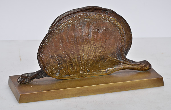 Escultura de bronze na forma de folhas, base 8 x 23 alt. 13 cm.