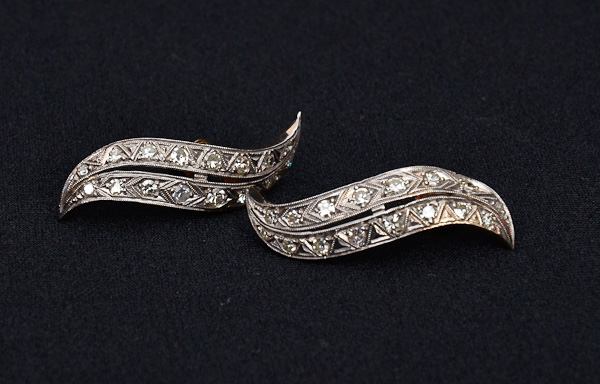 Par de brincos de ouro 18 k com brilhante, peso 4,9 g.