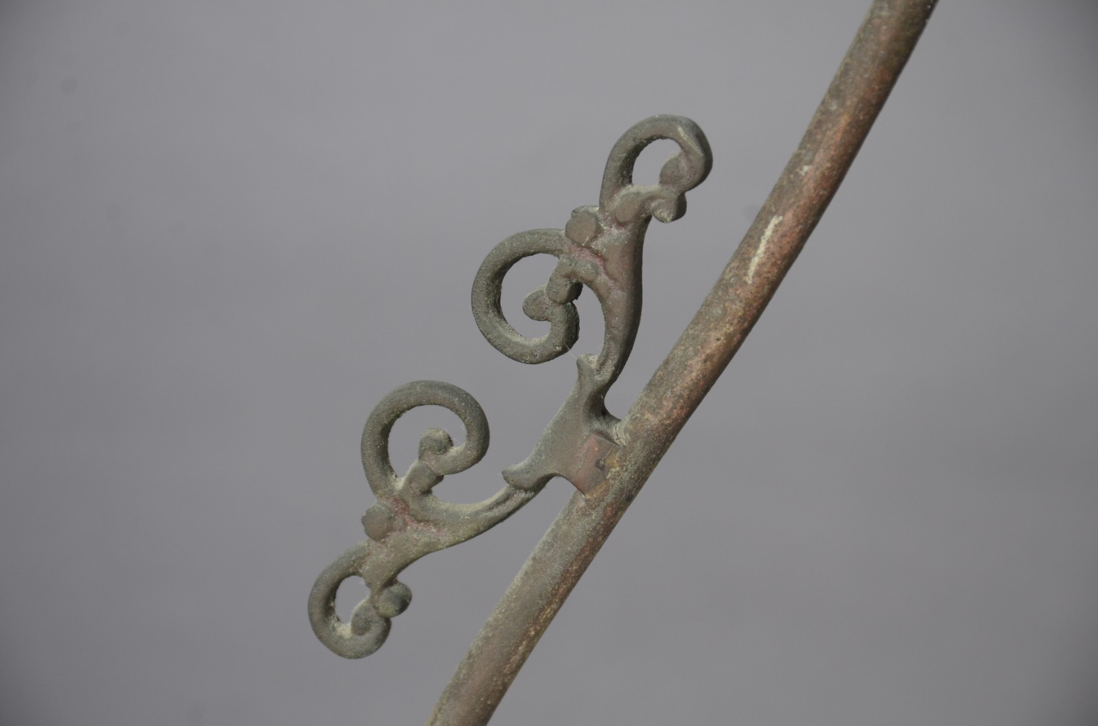 Lanterna de teto de metal com cúpula branca. - foto 6 de 10