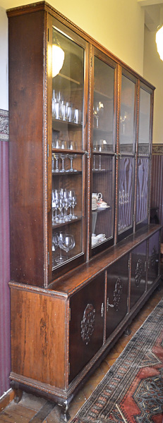 Armário-vitrine de madeira nobre, 4 portas inferiores com florões...