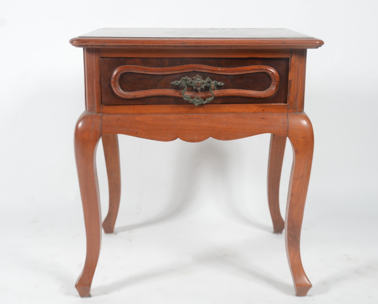 Mesa lateral de madeira nobre estilo Chipendale com uma gaveta e... - foto 2 de 9