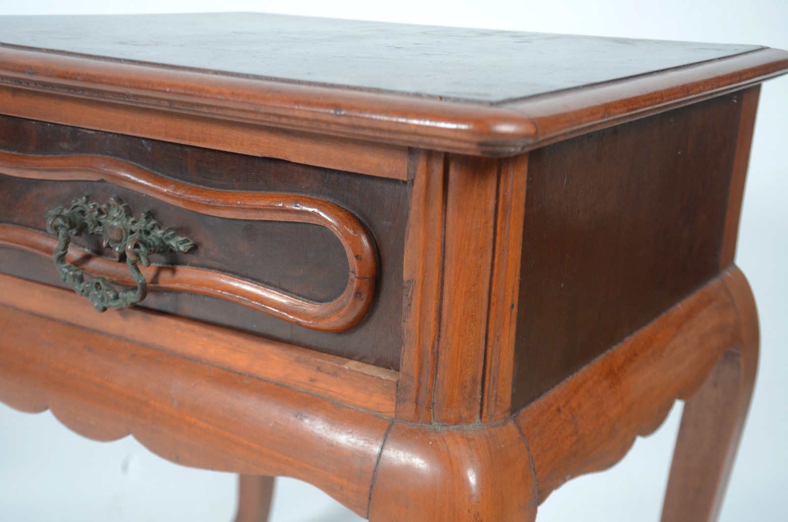 Mesa lateral de madeira nobre estilo Chipendale com uma gaveta e... - foto 4 de 9