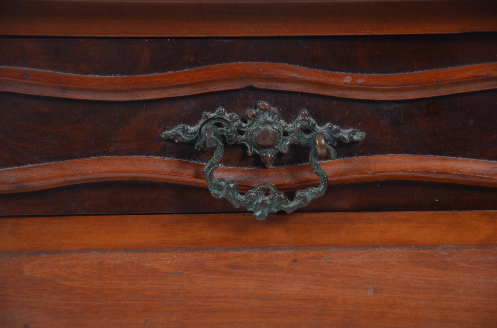 Mesa lateral de madeira nobre estilo Chipendale com uma gaveta e... - foto 5 de 9