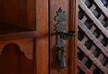 Móvel buffet de madeira nobre, estilo colonial ... - Móvel buffet de madeira nobre, estilo colonial brasileiro, parte inferior com quatro portas almofadadas e prateleiras internas. Alçada com duas ...