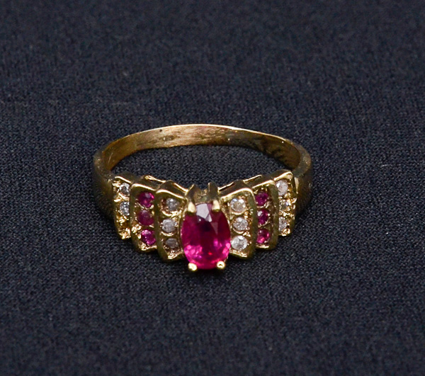 Anel de ouro 18 k com rubis e brilhantes, peso 4,1 g.