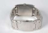 GUESS,  - Relógio com mostrador de aço e fundo azul marinho,  pulseira também de aço. Desgastes.
