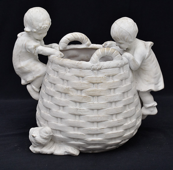 Cesta de biscuit branco europeu com figuras de crianças em relevo...