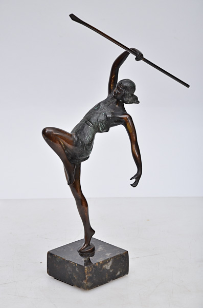 Estatueta de bronze repres. Figura com flecha, alt. 26 cm.