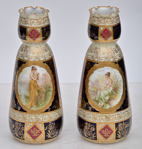 Par de vasos de porcelana decorados nos tons de vinho, azul e...