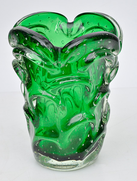Vaso de murano italiano da década de 60, na cor verde, alt. 18 cm.
