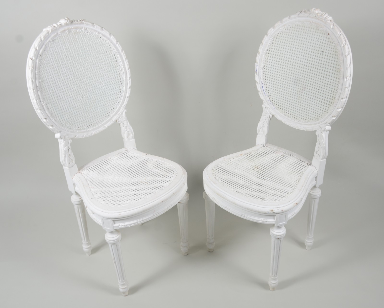 Par de delicadas cadeiras de madeira pintada de branco com forração... - foto 2 de 9