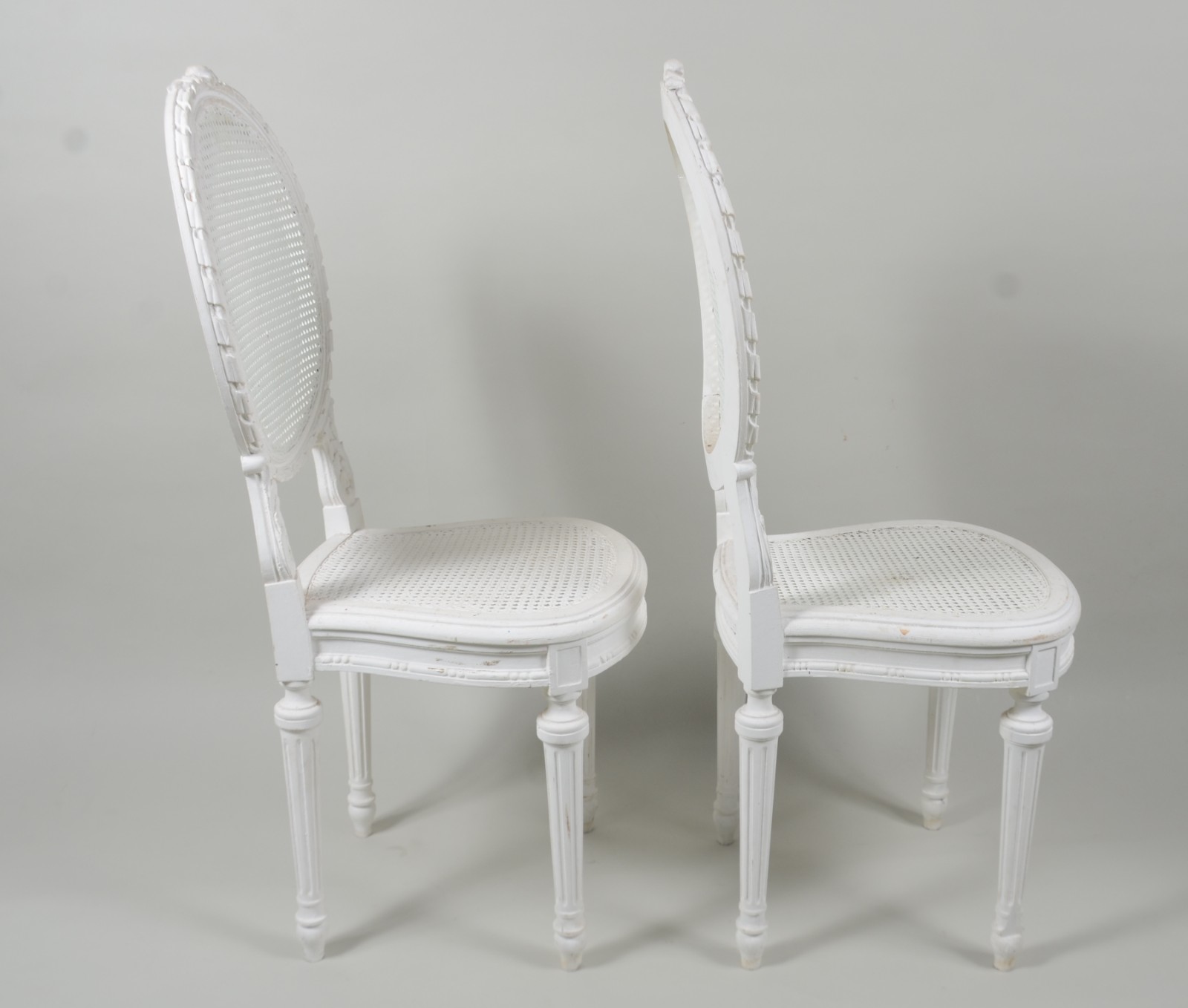 Par de delicadas cadeiras de madeira pintada de branco com forração... - foto 7 de 9